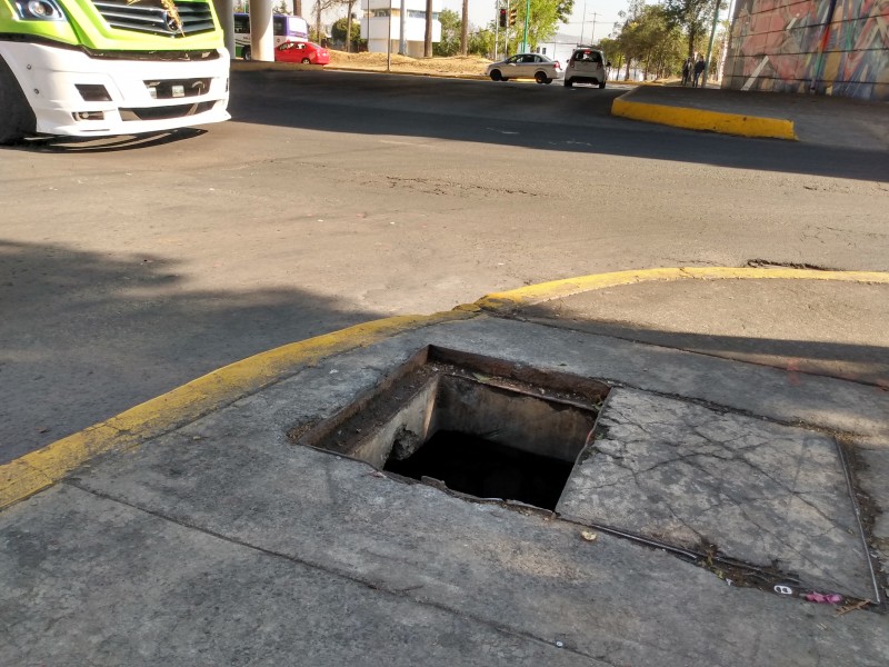 Registro sin tapa genera grave riesgo en Laguna del Volcán