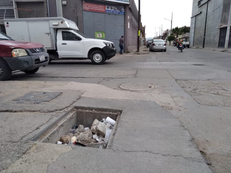 Registro sin tapa provoca accidentes en la San Miguel