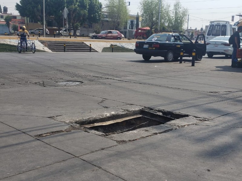 Registro sin tapa provoca terrible caos en entronque de Amalucan