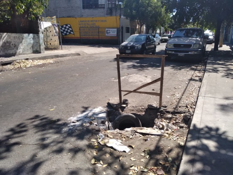 Registro sobre calle Morelos representa un riesgo para la población