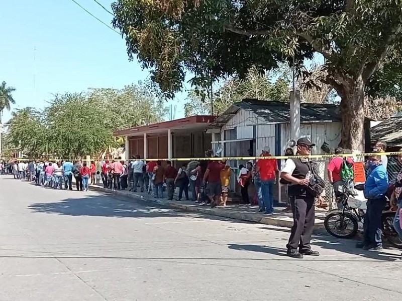 Registró Tuxpan largas filas para vacunarse contra el Covid19