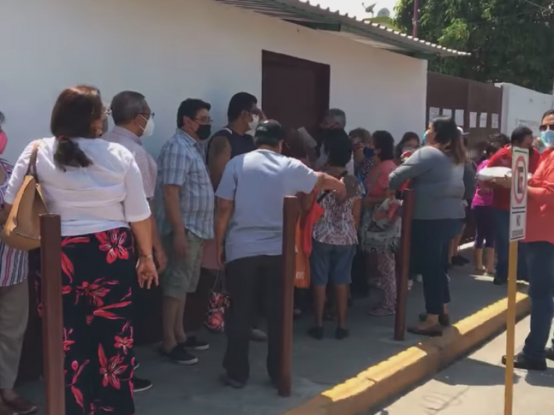 Registros para vacunación saturan líneas telefónicas en Poza Rica