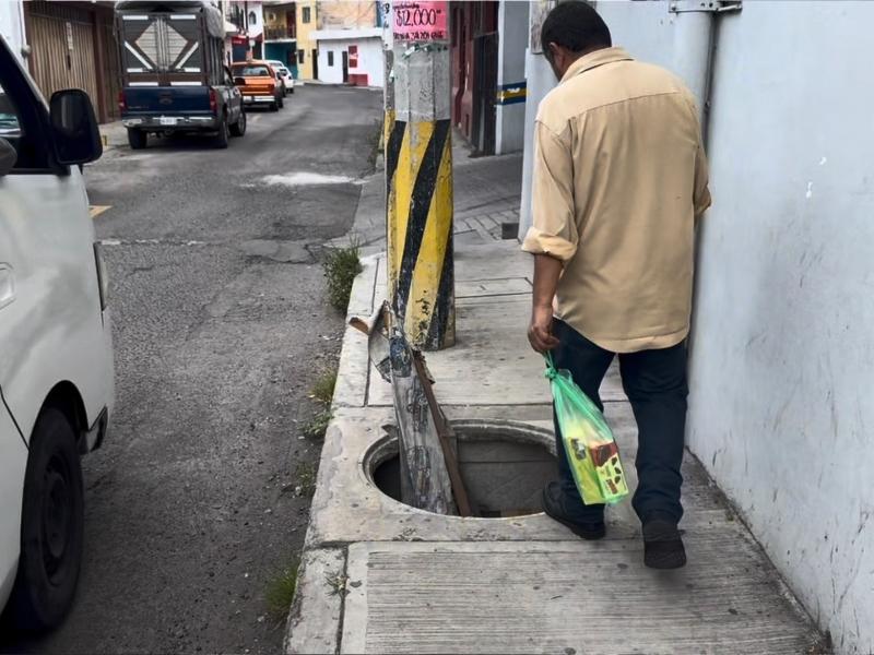 ¡Registros peligrosos!, denuncian múltiples caídas por tapas en mal estado en Tepic
