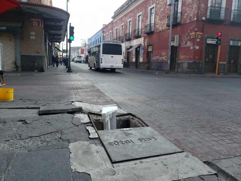 Registros sin tapa en Centro Histórico, peligro constante para peatones