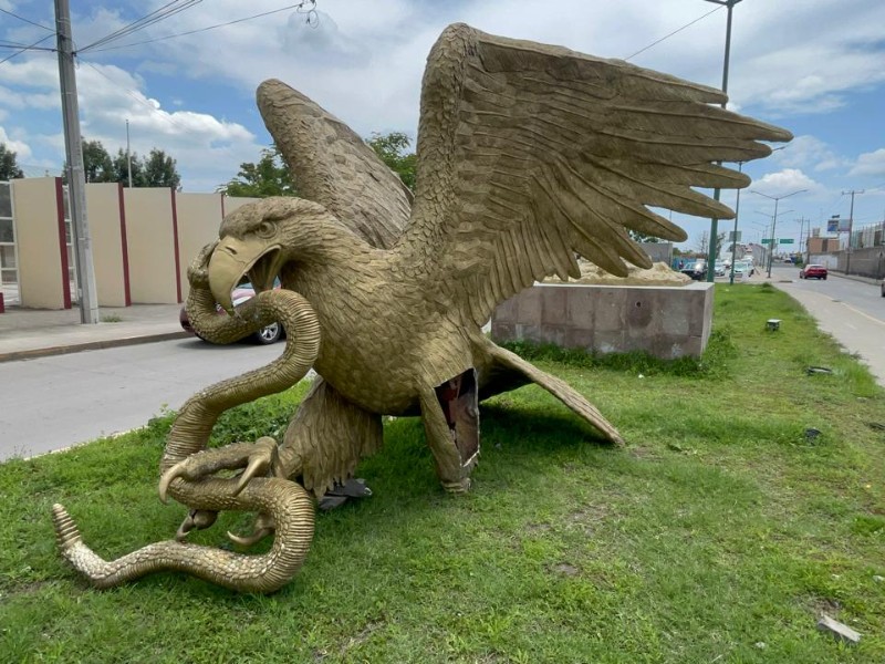 Regresa la escultura del águila, pero no como se esperaba