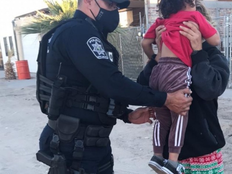 Regresa Policía Municipal bebé a su hogar.