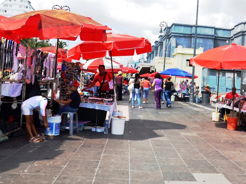 Regresan 300 ambulantes a la zona del malecòn