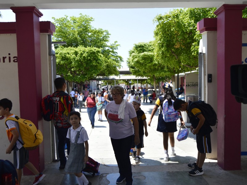 Regresan 62 mil alumnos a clases; dos escuelas con afectaciones