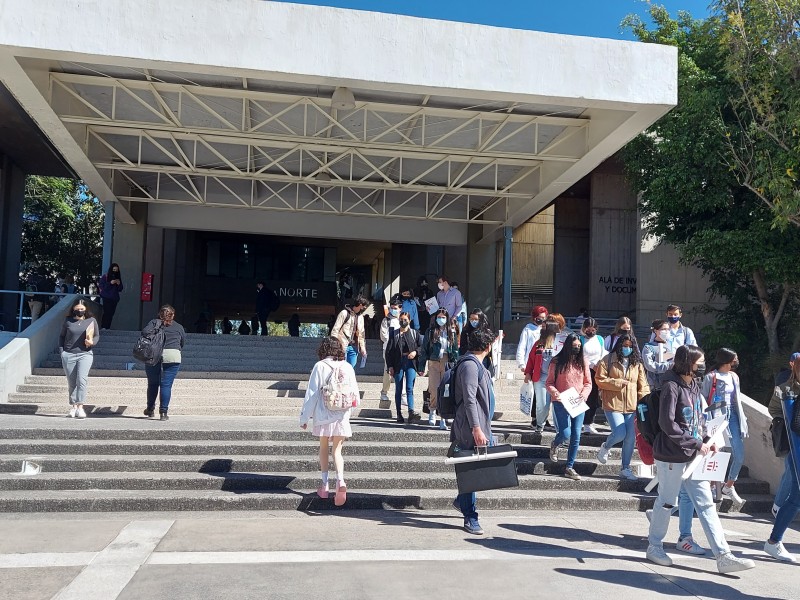 Regresan a las aulas estudiantes de la UdeG