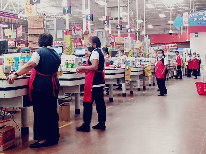 Regresan abuelitas empacadoras a supermercados