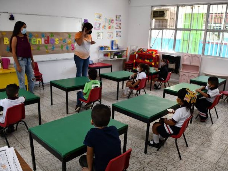 Regresan alumnos a clases que dejaron estudios en pandemia