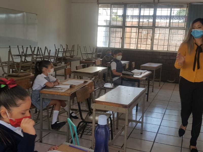 Regresan alumnos de 13 mil escuelas a asesoría presencial