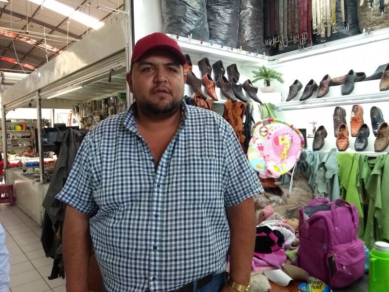 Regresan clientes al mercado la Luz