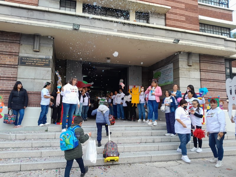 Regreso a clases,  padres y maestros conmovidos.