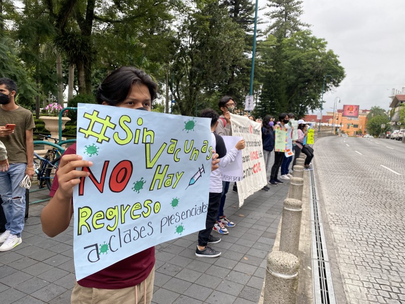 “Regreso a escuelas costará vidas”: estudiantes protestan en Xalapa