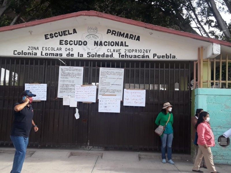 Regreso de directora a primaria causa protesta de padres