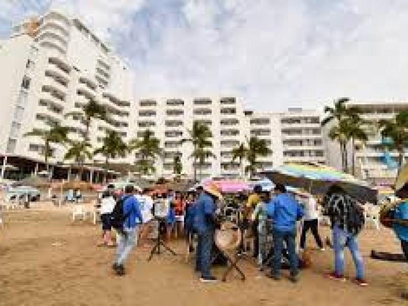Regularan a horario a músicos de Mazatlán en playas