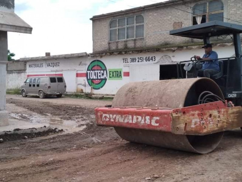 Rehabilitan accesos dañados por lluvias en comunidades de Tecuala