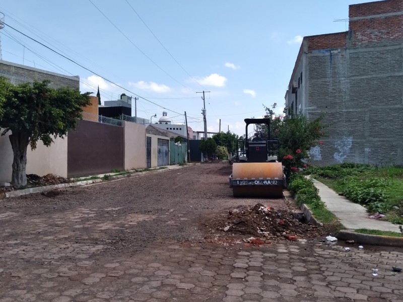 Rehabilitan calle Galeana norte en el fraccionamiento Camelinas en Zamora