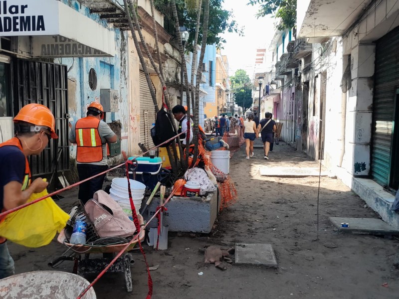Rehabilitan callejones en centro de Veracruz; tendrán piso, bancas y luminarias nuevas