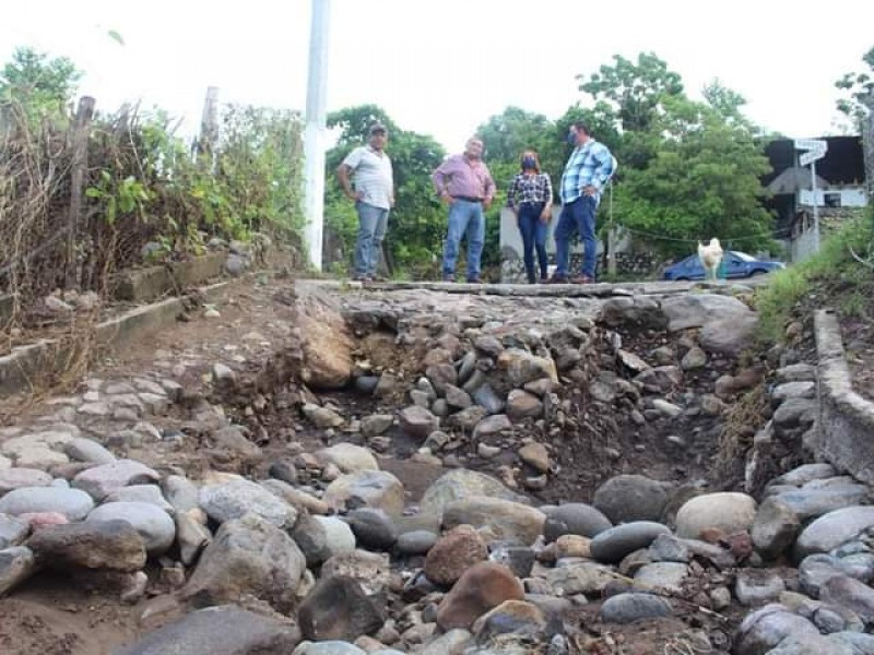 Rehabilitan calles afectadas por lluvias en Las Conchas