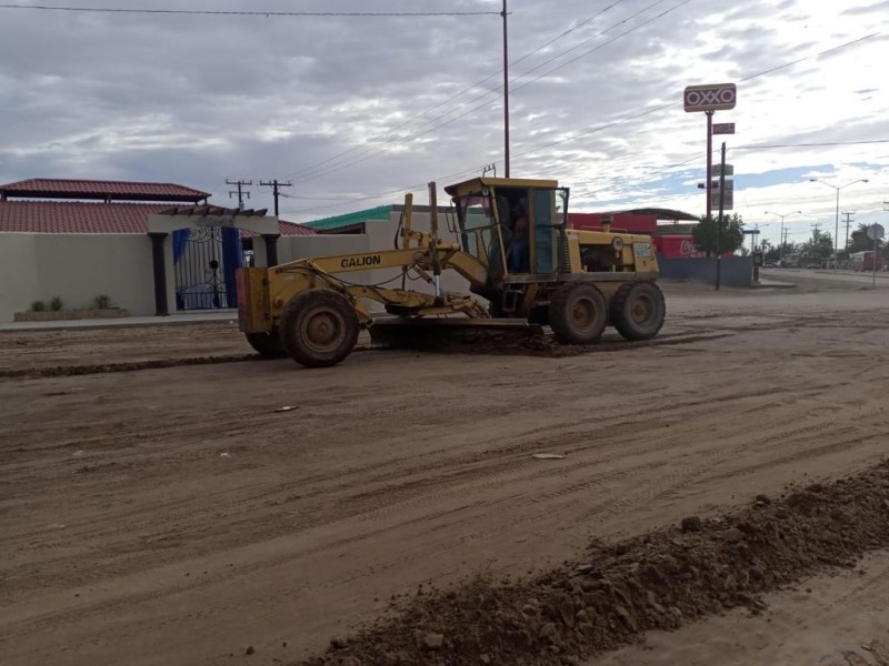 Rehabilitan calles de tierra