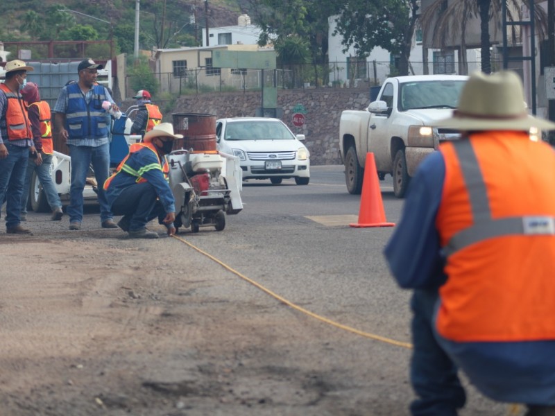 Rehabilitan Calzada Agustín García López con trabajos de bacheo