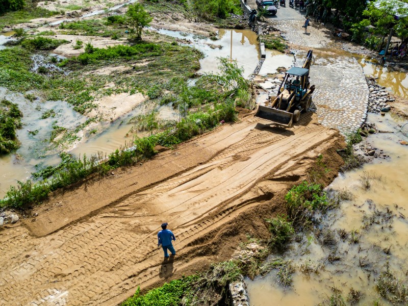 Rehabilitan camino del puente Cabritero en Petatlán