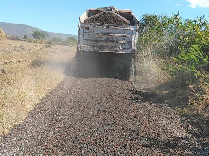 Rehabilitan camino sacacosechas de “El Guamuchil