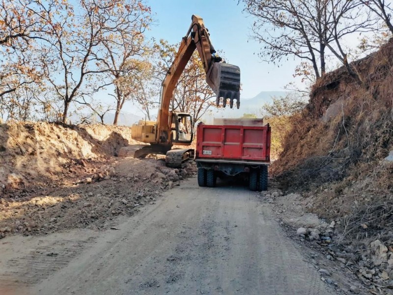 Rehabilitan caminos en Hiajicori