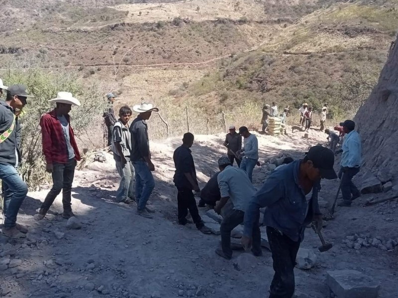 Rehabilitan caminos habitantes de la sierra sin apoyo de gobierno