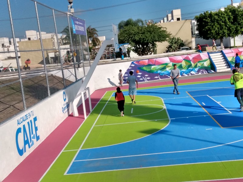 Rehabilitan canchas y parques