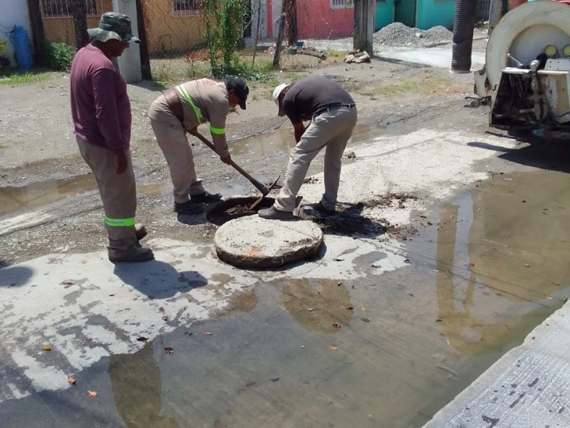 Rehabilitan el drenaje en más de 4 barrios de Tehuantepec