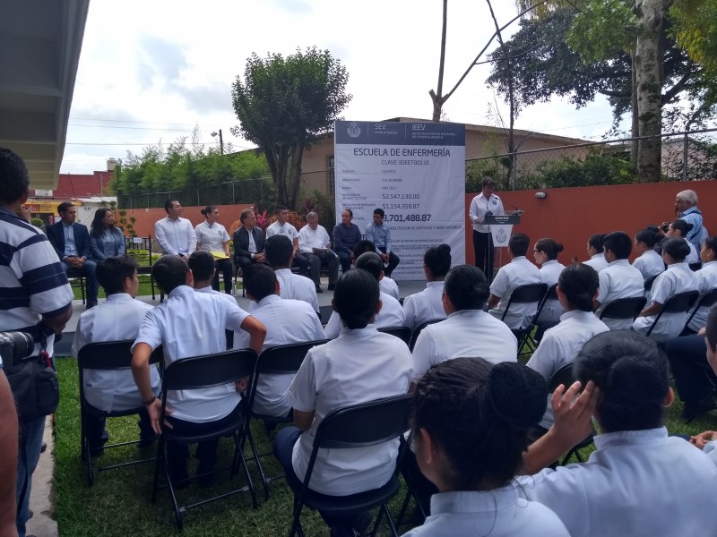 Rehabilitan escuela de enfermería de Coatepec