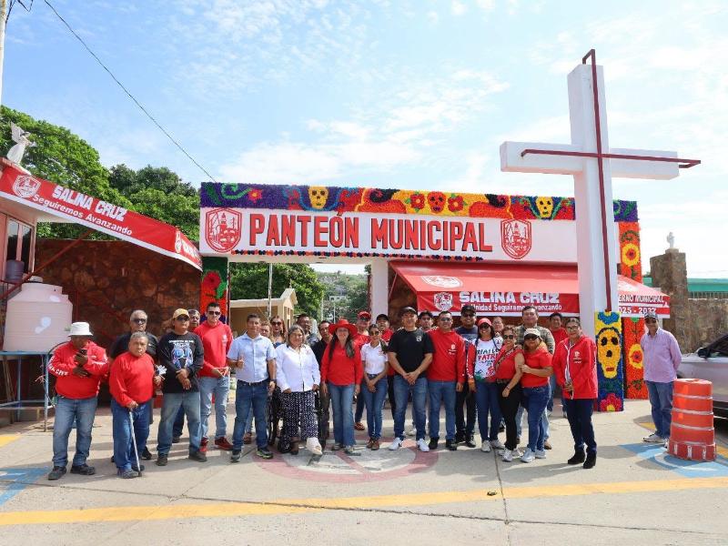 Rehabilitan panteón municipal de Salina Cruz previo al Día de Muertos