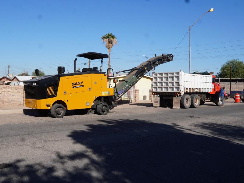 Rehabilitan pavimento en tramo de la calle 12 en San Luis