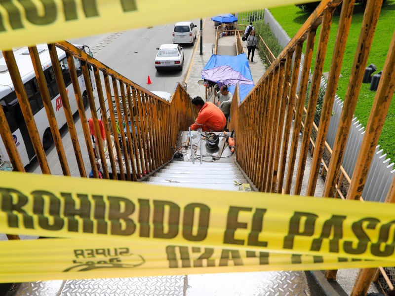 Rehabilitan puente peatonal frente a plaza Crystal