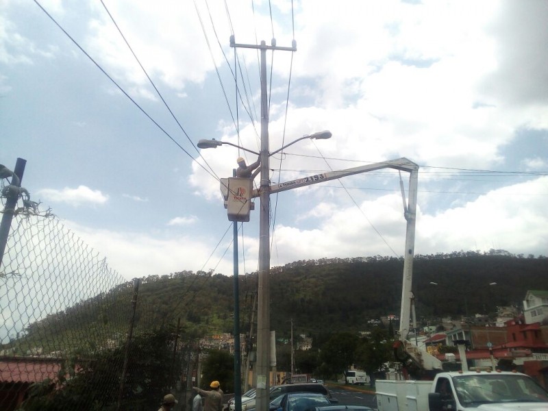 Rehabilitan sistema de alumbrado público de Toluca