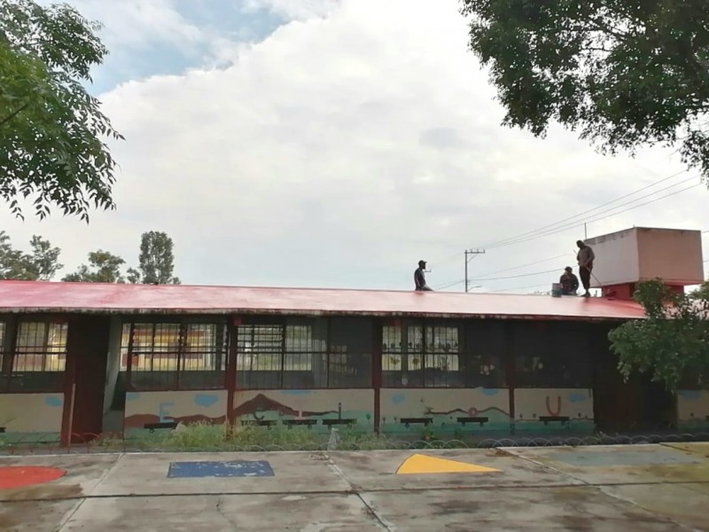 Rehabilitan techos en jardín de niños en Zamora