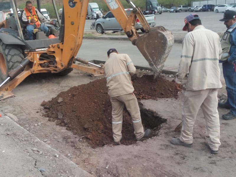 Rehabilitan tramo carretero frente a Pemex