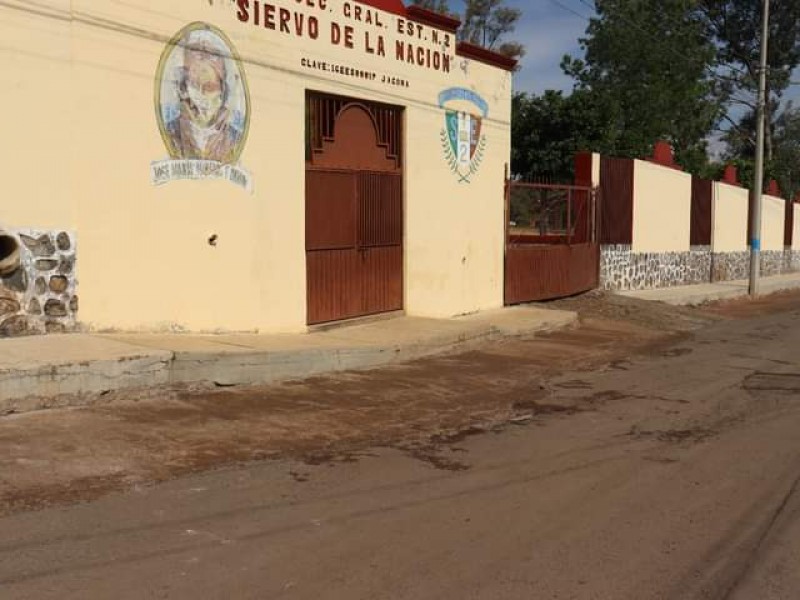 Rehabilitarán acceso a secundaria de Jacona, presenta baches y deterioro