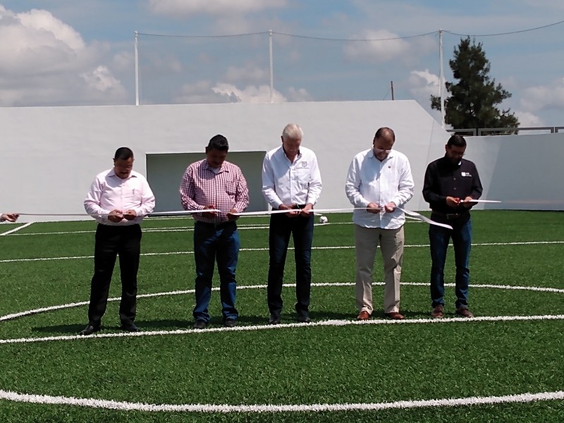 Reinauguran cancha de fútbol en el recinto ferial