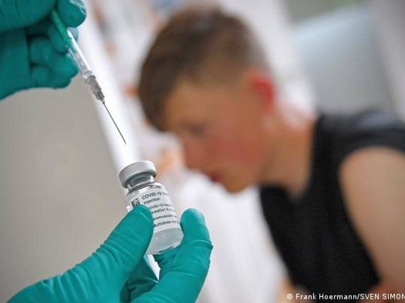 Reino Unido recomienda vacunación Covid-19 en mayores de 12 años