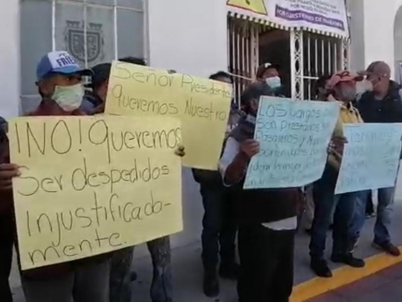 Reinstalan a trabajadores despedidos tras cambio de administración