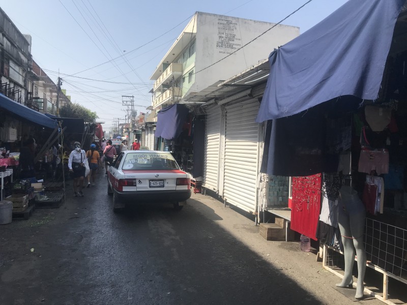 Reinstalan puestos ambulantes en calle Carlos Cruz de Veracruz