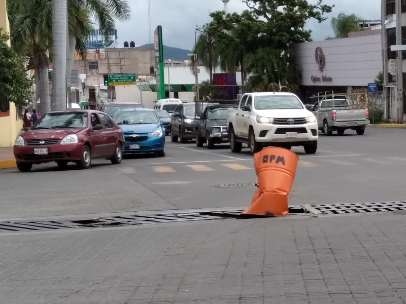 Rejilla rota pone en riesgo a conductores en Av. México.