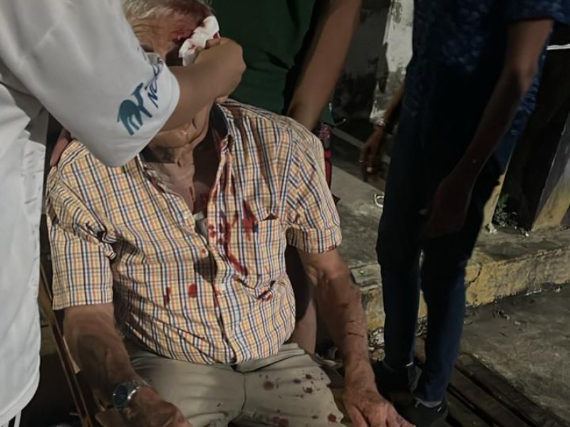 Rejillas dañadas causan caída y lesión de adulto mayor