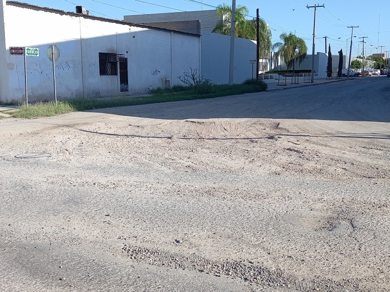 Rellenan bache con arena y camiones aterran casas y vehículos