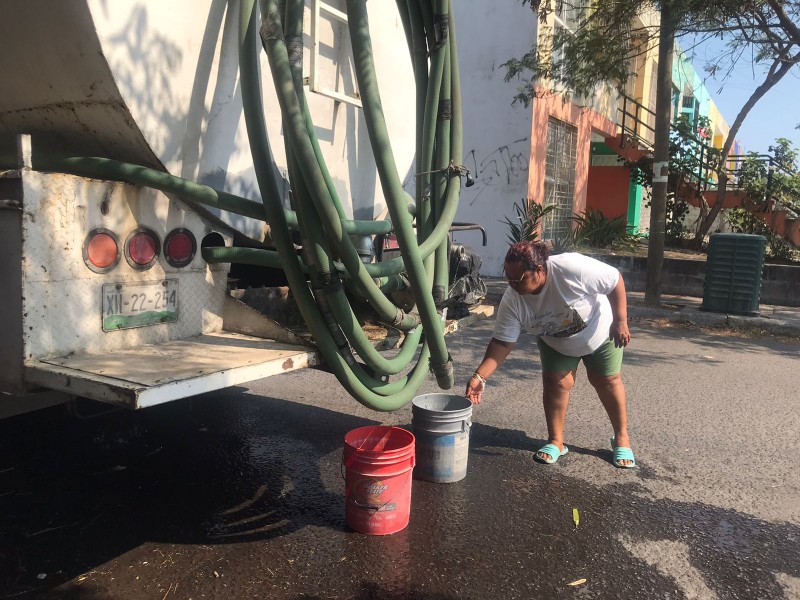 Rellenan sus tinacos de agua hasta en 200 pesos