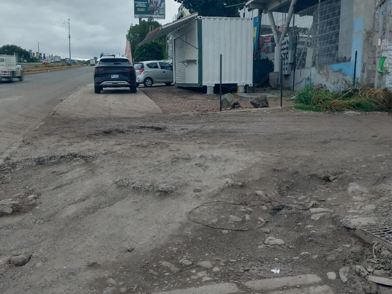 Remolque abandonado entorpece paso peatonal en carretera a Chichimequillas